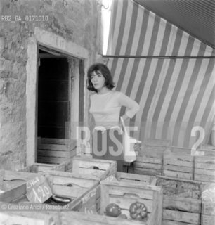 THE SINGER JULIETTE GRECO IN MALAMOCCO (VENICE)  - 196? © ARCHIVIO Graziano Arici/Rosebud2  / CANTANTE / MUSICA / POP ROCK JAZZ
