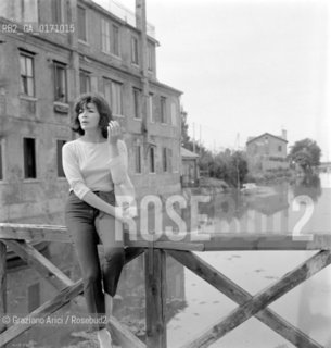 THE SINGER JULIETTE GRECO IN MALAMOCCO (VENICE)  - 196? © ARCHIVIO Graziano Arici/Rosebud2  / CANTANTE / MUSICA / POP ROCK JAZZ