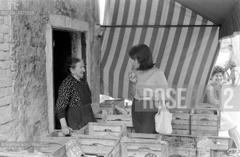 THE SINGER JULIETTE GRECO IN MALAMOCCO (VENICE)  - 196? © ARCHIVIO Graziano Arici/Rosebud2  / CANTANTE / MUSICA / POP ROCK JAZZ