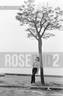 THE SINGER JULIETTE GRECO IN MALAMOCCO (VENICE)  - 196? © ARCHIVIO Graziano Arici/Rosebud2  / CANTANTE / MUSICA / POP ROCK JAZZ
