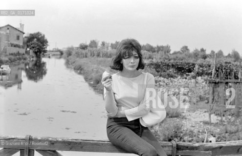 THE SINGER JULIETTE GRECO IN MALAMOCCO (VENICE)  - 196? © ARCHIVIO Graziano Arici/Rosebud2  / CANTANTE / MUSICA / POP ROCK JAZZ