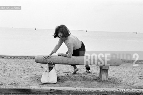 THE SINGER JULIETTE GRECO IN MALAMOCCO (VENICE)  - 196? © ARCHIVIO Graziano Arici/Rosebud2  / CANTANTE / MUSICA / POP ROCK JAZZ