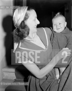 DIANA GOULD, WIFE OF THE VIOLINIST AND CONDUCTOR YEHUDI MENUHIN, WITH THEIR SON GERALD ANTONY - VENICE - 1949 © ARCHIVIO Graziano Arici/Rosebud2  / MUSICA CLASSICA / VIOLINISTA / DIRETTORE DORCHESTRA.