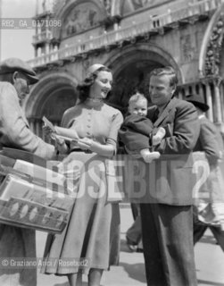 VIOLINIST AND CONDUCTOR YEHUDI MENUHIN WITH HIS WIFE DIANA GOULD AND THEIR SON GERALD ANTONY - VENICE - 1949 © ARCHIVIO Graziano Arici/Rosebud2  / MUSICA CLASSICA / VIOLINISTA / DIRETTORE DORCHESTRA