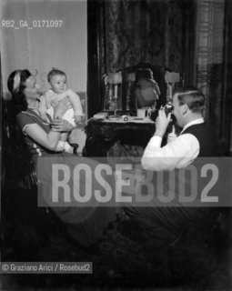VIOLINIST AND CONDUCTOR YEHUDI MENUHIN WITH HIS WIFE DIANA GOULD AND THEIR SON GERALD ANTONY - VENICE - 1949 © ARCHIVIO Graziano Arici/Rosebud2  / MUSICA CLASSICA / VIOLINISTA / DIRETTORE DORCHESTRA