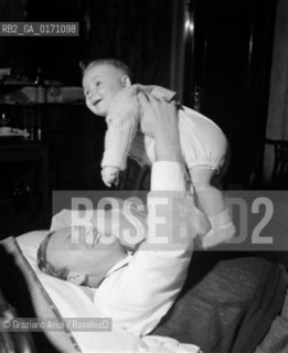 VIOLINIST AND CONDUCTOR YEHUDI MENUHIN WITH HIS SON GERALD ANTONY - VENICE - 1949 © ARCHIVIO Graziano Arici/Rosebud2  / MUSICA CLASSICA / VIOLINISTA / DIRETTORE DORCHESTRA