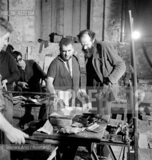 THE PAINTER EMILIO VEDOVA IN VENICE (WORKING IN MURANO GLASS FACTORY FOR THE MONTREAL EXPO) - 1966 © ARCHIVIO Graziano Arici/Rosebud2  /ARTE / PITTORE