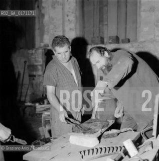 THE PAINTER EMILIO VEDOVA IN VENICE (WORKING IN MURANO GLASS FACTORY FOR THE MONTREAL EXPO) - 1966 © ARCHIVIO Graziano Arici/Rosebud2  /ARTE / PITTORE