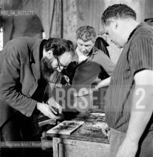 THE PAINTER EMILIO VEDOVA IN VENICE (WORKING IN MURANO GLASS FACTORY FOR THE MONTREAL EXPO) - 1966 © ARCHIVIO Graziano Arici/Rosebud2  /ARTE / PITTORE