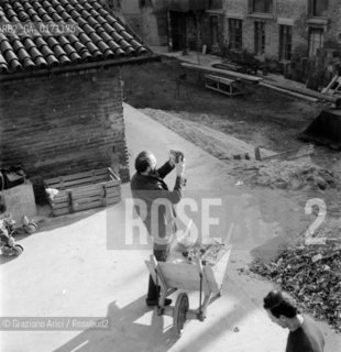 THE PAINTER EMILIO VEDOVA IN VENICE (WORKING IN MURANO GLASS FACTORY FOR THE MONTREAL EXPO) - 1966 © ARCHIVIO Graziano Arici/Rosebud2  /ARTE / PITTORE