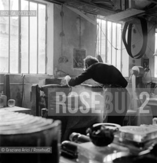 THE PAINTER EMILIO VEDOVA IN VENICE (WORKING IN MURANO GLASS FACTORY FOR THE MONTREAL EXPO) - 1966 © ARCHIVIO Graziano Arici/Rosebud2  /ARTE / PITTORE