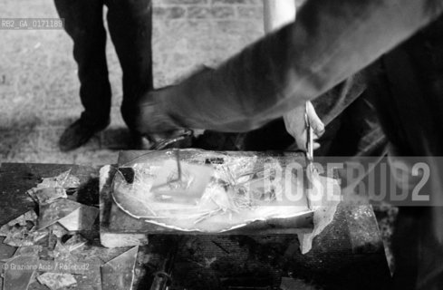 THE PAINTER EMILIO VEDOVA IN VENICE (WORKING IN MURANO GLASS FACTORY FOR THE MONTREAL EXPO) - 1966 © ARCHIVIO Graziano Arici/Rosebud2  /ARTE / PITTORE