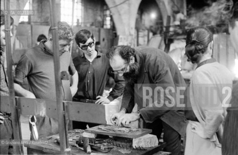 THE PAINTER EMILIO VEDOVA IN VENICE (WORKING IN MURANO GLASS FACTORY FOR THE MONTREAL EXPO) - 1966 © ARCHIVIO Graziano Arici/Rosebud2  /ARTE / PITTORE