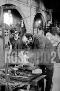 THE PAINTER EMILIO VEDOVA IN VENICE (WORKING IN MURANO GLASS FACTORY FOR THE MONTREAL EXPO) - 1966 © ARCHIVIO Graziano Arici/Rosebud2  /ARTE / PITTORE