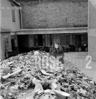 THE PAINTER EMILIO VEDOVA IN VENICE (WORKING IN MURANO GLASS FACTORY FOR THE MONTREAL EXPO) - 1966 © ARCHIVIO Graziano Arici/Rosebud2  /ARTE / PITTORE