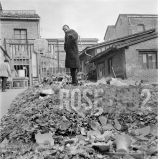 THE PAINTER EMILIO VEDOVA IN VENICE (WORKING IN MURANO GLASS FACTORY FOR THE MONTREAL EXPO) - 1966 © ARCHIVIO Graziano Arici/Rosebud2  /ARTE / PITTORE