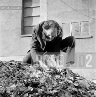 THE PAINTER EMILIO VEDOVA IN VENICE (WORKING IN MURANO GLASS FACTORY FOR THE MONTREAL EXPO) - 1966 © ARCHIVIO Graziano Arici/Rosebud2  /ARTE / PITTORE