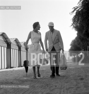 THE DUKE AND THE DUCHESS OF WINDSOR IN VENICE LIDO BEACH - 1955 © ARCHIVIO Graziano Arici/Rosebud2  / NOBILI