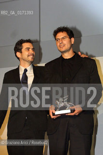 08/09 - VENICE - 58.INTERNATIONAL FILM FESTIVAL - PREMIO MIGLIORE SCENEGGIATURA - Y TU MAMA TAMBIEN - THE  DIRECTOR ALFONSO CUARON WITH THE SCREENWRITER CARLOS CUARON - ©Graziano Arici/Rosebud2