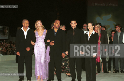 08/09 - VENICE - 58.INTERNATIONAL FILM FESTIVAL - FROM HELL - THE ACTOR JOHNNY DEPP WITH THE CAST OF THE FILM AND WITH HIS WIFE VANESSA PARADIS  - Graziano Arici/Rosebud2