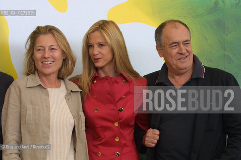 5/04- VENICE - 58. INTERNATIONAL FILM FESTIVAL -  THE TRIUMPH OF LOVE - THE DIRECTOR CLARE PEPLOE WITH THE ACTRESS MIRA SORVINO AND PRODUCER BERNARDO BERTOLUCCI - ©Graziano Arici/Rosebud2