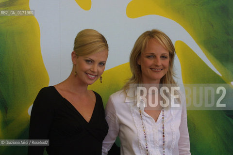 01/09 - VENICE - 58. INTERNATIONAL FILM FESTIVAL -  THE CURSE OF THE JADE SCORPION  - THE ACTRESSES CHARLIZE THERON AND HELEN HUNT -  ©Graziano Arici/Rosebud2