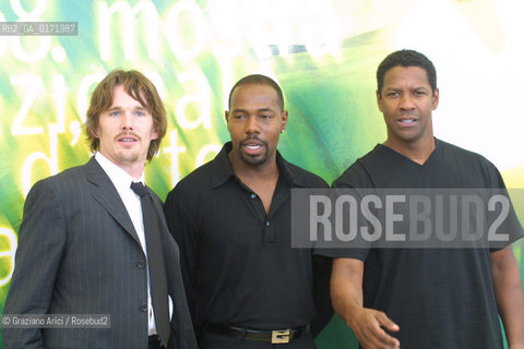 02/09 - VENICE - 58. INTERNATIONAL FILM FESTIVAL - TRAINING DAY - THE ACTOR ETHAN HAWKE, THE DIRECTOR ANTOINE FUQUA AND THE ACTOR DENZEL WASHINGTON  - ©Graziano Arici/Rosebud2