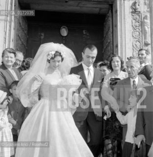 THE OPERA SINGER ROSANNA CARTERI WITH HER HUSBAND ALDO GROSOLI ON THER WEDDING DAY - VERONA - 1959 © ARCHIVIO Graziano Arici/Rosebud2  / MUSICA / CANTANTE LIRICO / MATRIMONIO