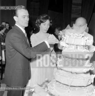 THE OPERA SINGER ROSANNA CARTERI WITH HER HUSBAND ALDO GROSOLI ON THER WEDDING DAY - VERONA - 1959 © ARCHIVIO Graziano Arici/Rosebud2  / MUSICA / CANTANTE LIRICO / MATRIMONIO
