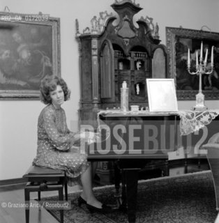 THE OPERA SINGER ROSANNA CARTERI AT HER HOME - PADUA - 1971 © ARCHIVIO Graziano Arici/Rosebud2  / MUSICA / CANTANTE LIRICO