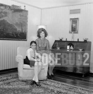 THE OPERA SINGER ROSANNA CARTERI AT HER HOME WITH HER DOUGHTER - PADUA - 1971 © ARCHIVIO Graziano Arici/Rosebud2  / MUSICA / CANTANTE LIRICO