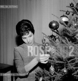 THE OPERA SINGER ROSANNA CARTERI AT HOME IN PADUA - 1960 © ARCHIVIO Graziano Arici/Rosebud2  / MUSICA / CANTANTE LIRICO / ALBERO NATALE