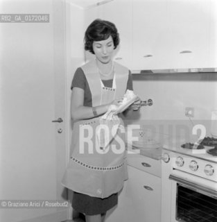 THE OPERA SINGER ROSANNA CARTERI AT HER HOME - PADOVA - 1960 © ARCHIVIO Graziano Arici/Rosebud2  / MUSICA / CANTANTE LIRICO