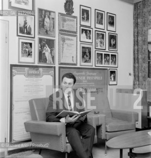 THE OPERA SINGER GIANFRANCO CECCHELE AT HIS HOME IN GALLIERA VENETA - 196? - © ARCHIVIO Graziano Arici/Rosebud2  / CANTANTE LIRICO / MUSICA