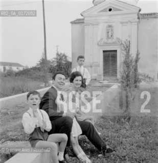 THE OPERA SINGER GIANFRANCO CECCHELE WITH HIS FAMILY IN GALLIERA VENETA - 196? - © ARCHIVIO Graziano Arici/Rosebud2  / CANTANTE LIRICO / MUSICA / FAMIGLIA