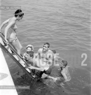 THE POP SINGER ADRIANO CELENTANO WITH HIS CLAN AT VENICE LIDO BEACH - 1962 - © ARCHIVIO Graziano Arici/Rosebud2  / MUSICA POP / CANTANTE / SPIAGGIA