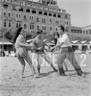 THE POP SINGER ADRIANO CELENTANO WITH HIS CLAN AT VENICE LIDO BEACH - 1962 - © ARCHIVIO Graziano Arici/Rosebud2  / MUSICA POP / CANTANTE / SPIAGGIA