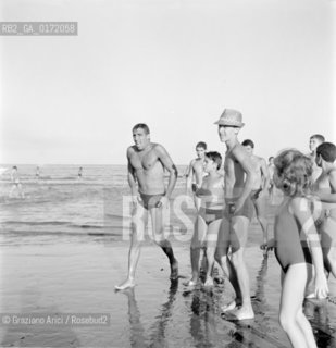THE POP SINGER ADRIANO CELENTANO AT VENICE LIDO BEACH - 1963 - © ARCHIVIO Graziano Arici/Rosebud2  / MUSICA POP / CANTANTE / SPIAGGIA