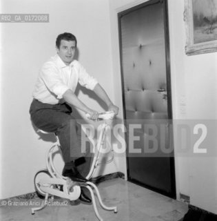 THE OPERA SINGER FRANCO CORELLI AT HIS HOME - MILAN - 1960 © ARCHIVIO Graziano Arici/Rosebud2  / MUSICA / CANTANTE LIRICO
