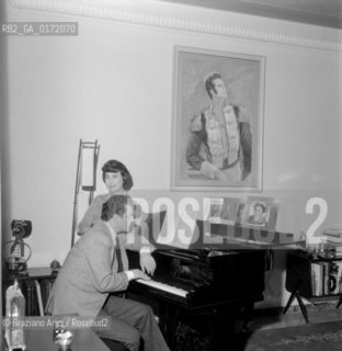 THE OPERA SINGER FRANCO CORELLI  WITH HIS WIFE AT HOME - VENICE - 1961 © ARCHIVIO Graziano Arici/Rosebud2  / MUSICA / CANTANTE LIRICO