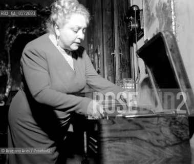 THE OPERA SINGER TOTI DAL MONTE AT HER HOME - 1948 © ARCHIVIO Graziano Arici/Rosebud2  / MUSICA/ CANTANTE LIRICO