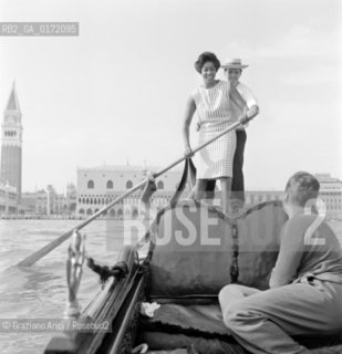 THE OPERA SINGER GLORIA DAVY WITH HER HUSBAND IN GONDOLA - VENICE - 1960 - ©Graziano Arici/Rosebud2 / CANTANTE LIRICO / GONDOLA