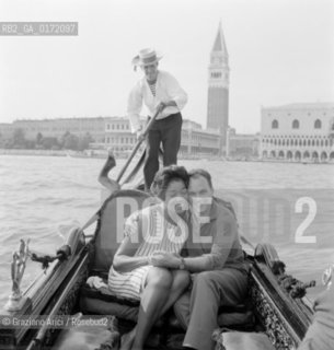 THE OPERA SINGER GLORIA DAVY WITH HER HUSBAND IN GONDOLA - VENICE - 1960 - ©Graziano Arici/Rosebud2 / CANTANTE LIRICO / GONDOLA