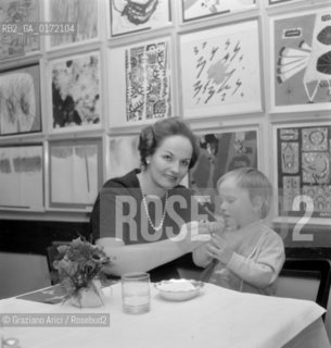 THE OPERA SINGER ANNA DE CAVALIER WITH HER SON - VENICE - 1961 - ©Graziano Arici/Rosebud2 / CANTANTE LIRICO