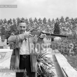 THE OPERA SINGER MARIO DEL MONACO AT HIS HOME - LANCENICO - 1970 - ©Graziano Arici/Rosebud2 / CANTANTE LIRICO / FUCILE