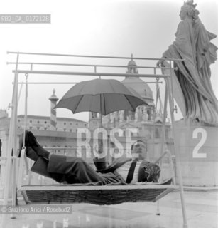THE OPERA SINGER MARIO DEL MONACO IN VENICE - 1960 - ©Graziano Arici/Rosebud2 / CANTANTE LIRICO / OMBRELLO