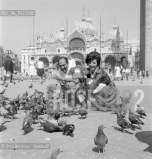 THE OPERA SINGER ANNA MOFFO WITH THE OPERA SINGER ROBERT MERRIL IN S. MARCO SQUARE - VENICE - 1961 © ARCHIVIO Graziano Arici/Rosebud2  / MUSICA / CANTANTE LIRICO