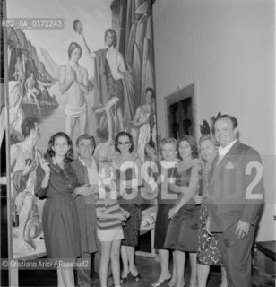 THE PAINTER GREGORIO SCILTIAN WITH HIS FAMILY AND THE OPERA SINGER TITO GOBBI AT HIS STUDIO IN VENICE - 1961 - © ARCHIVIO Graziano Arici/Rosebud2  / ARTE / PITTORE / MUSICA / CANTANTE LIRICO