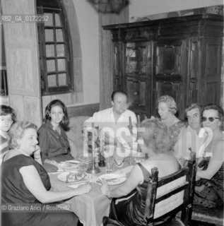 THE PAINTER GREGORIO SCILTIAN WITH HIS FAMILY AND THE OPERA SINGER TITO GOBBI AT HIS HOME IN VENICE - 1961 - © ARCHIVIO Graziano Arici/Rosebud2  / ARTE / PITTORE / MUSICA / CANTANTE LIRICO