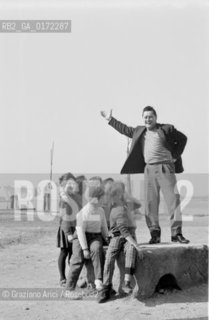 THE OPERA SINGER WESLEY SWAILS AT BURANO ISLAND ( VENICE ) - 1961 - © ARCHIVIO Graziano Arici/Rosebud2  / CANTANTE LIRICO / MUSICA